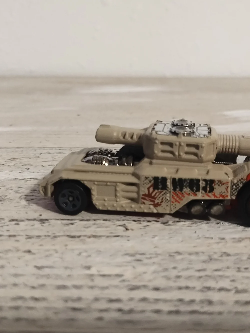 Hot wheels he off road invade army tank 2014 Sand Desert  diecast metal